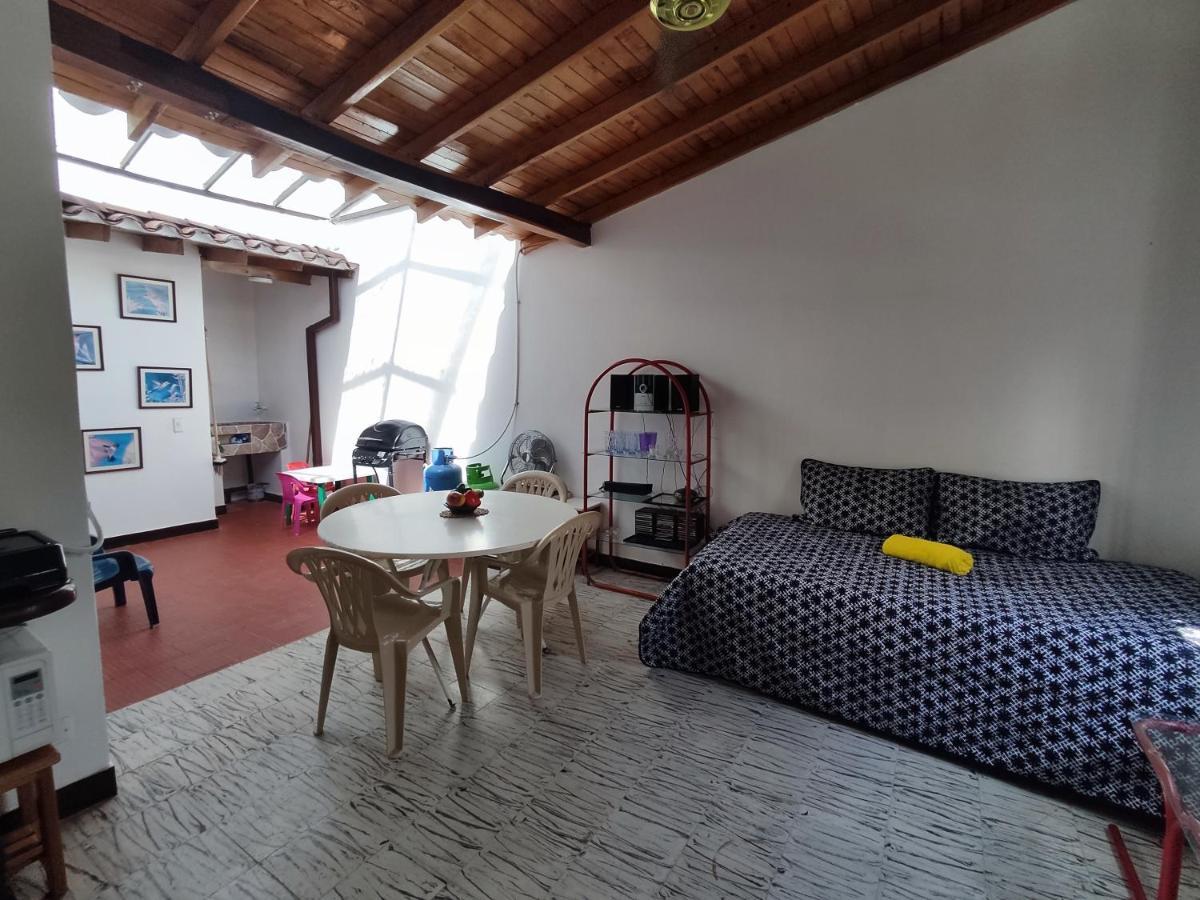 52 En La Aldea Santorini Colombiano